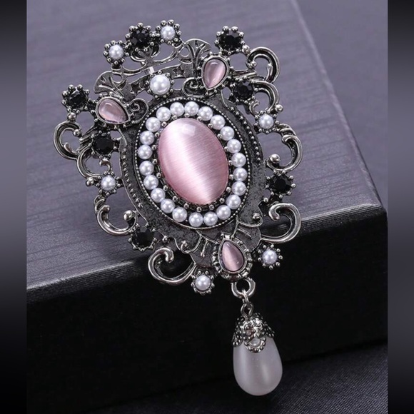 Vintage Style With Faux Pink Gemstone Inlay - Faux Pearl, Palace Brooch, Pin - Picture 2 of 7